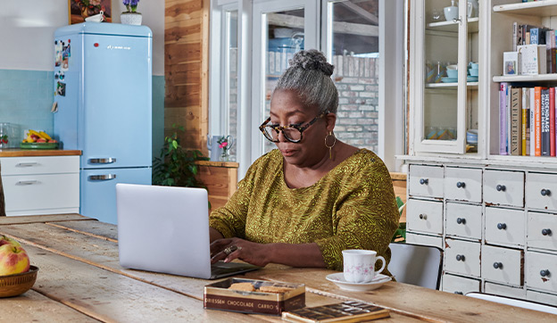 Vrouw wijzigt haar adresgegevens via Internet Bankieren 